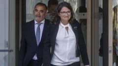 Mnica Oltra junto a su abogado tras el juicio en Valencia.