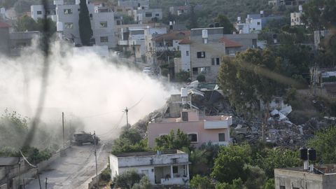 Tanques israeles bloquean una calle durante un ataque en la ciudad de Tulkarem 