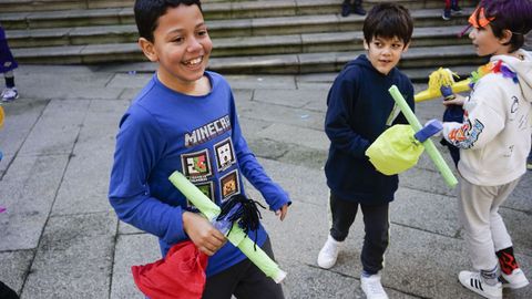 Escolares de varios centros educativos da cidade pasrono en grande na praza Maior de Ourense