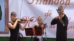 Actuacin del tro de violines de Tatiana Costomarova en el Filandn