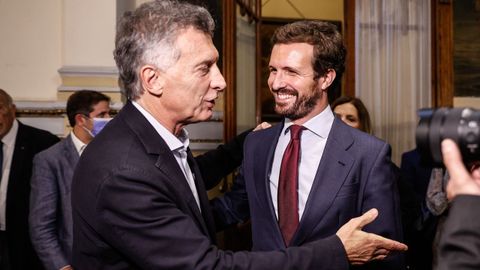 El lder del Partido Popular, Pablo Casado, con el expresidente argentino Mauricio Macri durante una comparecencia ante la prensa en Buenos Aires.