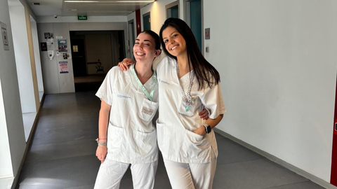 Isabel Cara y Alba Falc�n, enfermeras andaluzas que trabajan en el HULA