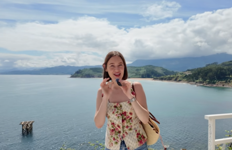 Captura de vdeo de la influencer americana Rachel Anne en Lastres durante su visita a Asturias