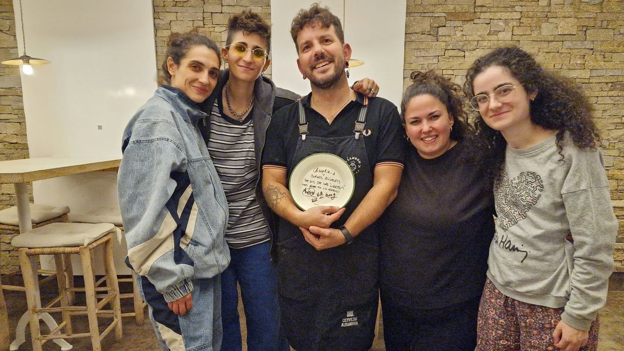 Antonio Porteiro, Xograr de Outono do FIOT: todas as imaxes.Alba Flores, segunda por la izquierda, en la Taberna O Lamb&oacute;n.