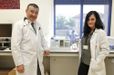 Rafael López y Laura Muinelo investigan sobre biopsia líquida en el grupo Oncomet, en Santiago