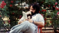 Carlos Casares leyendo un libro en Suecia. Ao 1974