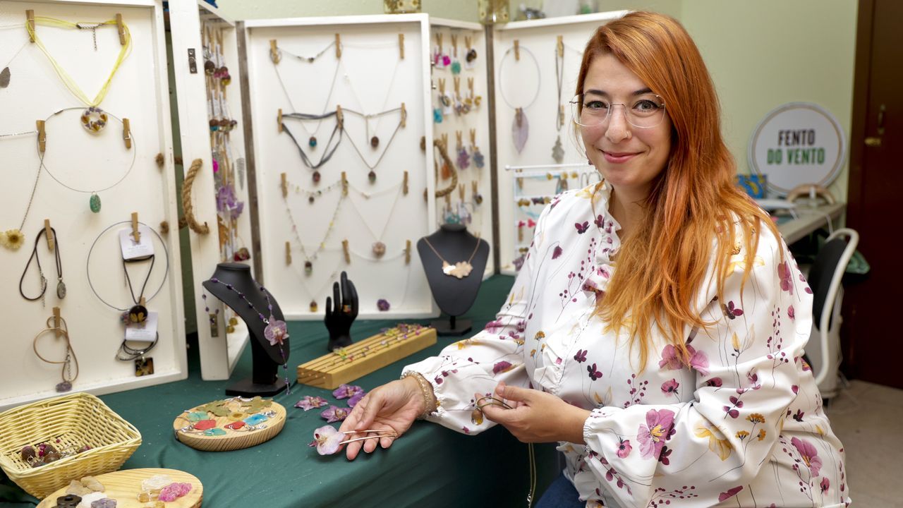 Nerea con sus creaciones artesanales de joyer�a adaptada