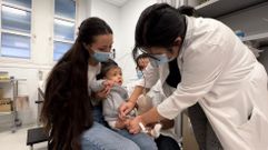 La pequeña Aylén recibió la vacuna en brazos de su madre, Ainara