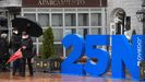 Unas letras corpóreas de grandes dimensiones, fotografiadas este lunes en la plaza de la Escandalera de Oviedo para recordar que el próximo 25N (25 de noviembre) se celebra el Día Internacional de la Eliminación de la Violencia contra las Mujeres