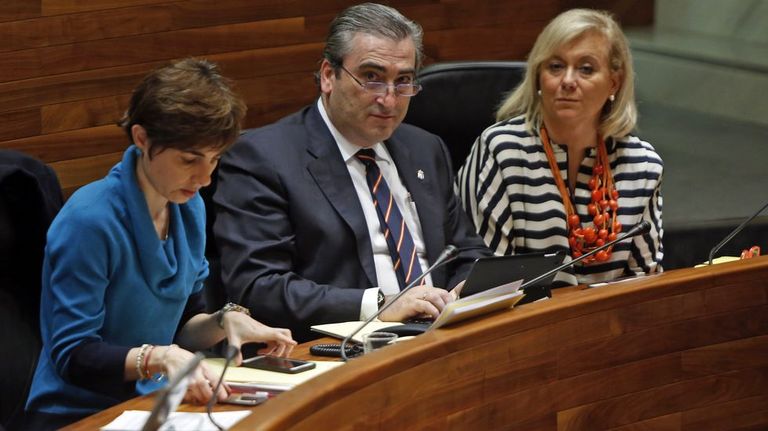 Emma Ramos (izquierda), junto con Carlos Suárez y Mercedes Fernández