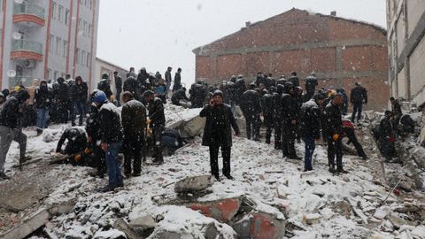 Equipos de rescate en el edificio derrumbado