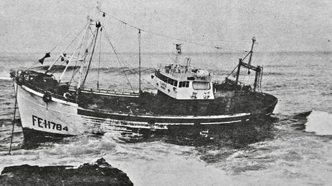 El Clarice, la primera baka de Ribadeo en 1967 naufrag en Punta Corveira muy prximo a la Playa de las Catedrales en enero de 1975