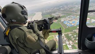 Imagen de las Fuerzas Armadas de Ecuador de militares sobrevolando la c�rcel del Litoral, tras el amotinamiento que aprovech� para fugarse Fito