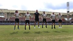 El entrenador del Pontevedra, ngel Rodrguez, en el centro, con los integrantes de su cuerpo tcnico