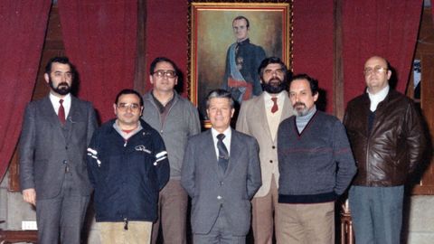Santiago Ferreira, tercero por la izquierda en la fila de atrás, con una corbata roja, en una fotografía del grupo socialista de Vilagarcía en 1977