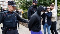 Traslado del detenido acusado de los crmenes gais de Bilbao