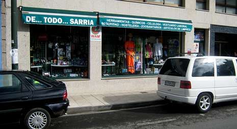 La tienda sarriana de Calvo Sotelo de Exiquio Pati�o fue precintada por la Guardia Civil.
