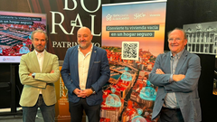 El director gerente de EMVISA, �ngel Valiente; el concejal de Servicios Sociales, Vivienda y Cooperaci�n, Guzm�n Pend�s; y el diputado del PP en la Junta General, Jos� Agust�n Cuervas-Mons, durante la presentaci�n de 'Gij�n Conf�a Alquilando'