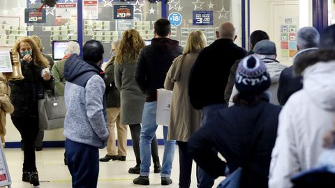 Imagen de archivo de gente comprando loteria del Sorteo del Nio en una administracin de lotera