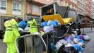 Los refuerzos del servicio de recogida de basura trabajando en la zona de Monte Alto