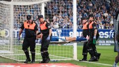 Chris Ramos abandona el terreno de juego del Carlos Tartiere en camilla