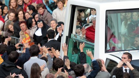 Una multitud recibió al papa Benedicto XVI en su visita a Santiago.