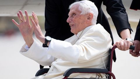 En junio del 2020, ne plena pandemia, Benedicto XVI viajó a su Alemania natal para visitar a su hermano mayor enfermo.