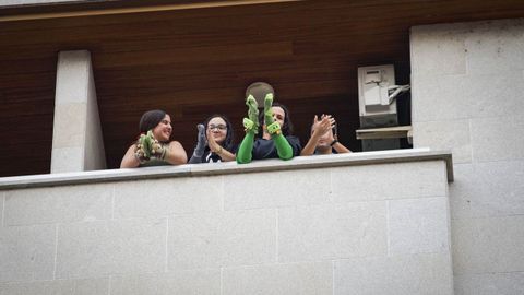 Vecinos de la calle Goya y Ensino celebran una divertida reunin cada tarde en sus ventanas desde que comenz el confinamiento