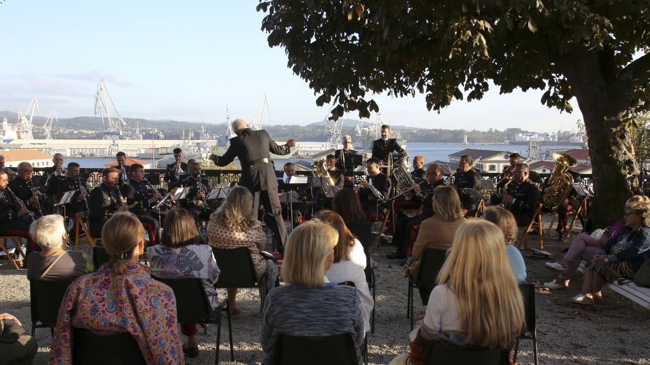 Reforma del entorno del pazo de Quintns, en Sanxenxo.Silva present su espectculo acompaado del presidente de la Diputacin