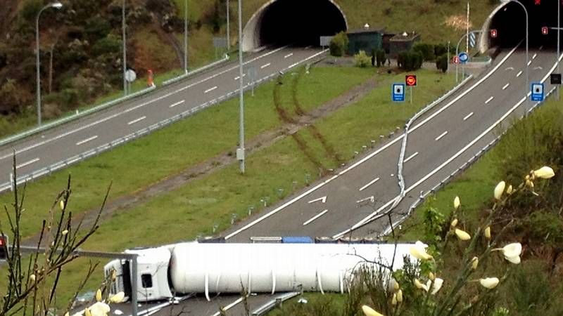 Trasvase de la carga de gas a otro cami�n