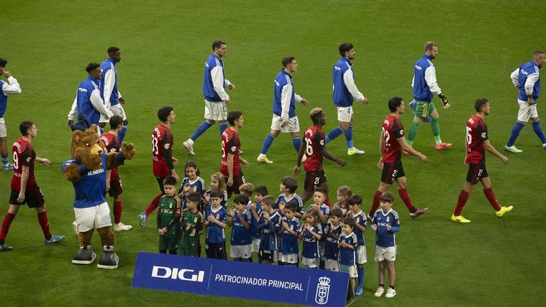 Los jugadores del Oviedo, antes del partido ante el Mirandés