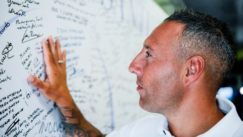 El exfutbolista del Real Oviedo, Santi Cazorla, lee los mensajes qe le dej� la afici�n