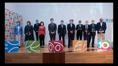 Foto de grupo de todos los premiados con el presidente de la Xunta y los organizadores