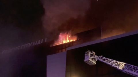 Las llamas sobre la sala de conciertos Crocus City Hall tras el tiroteo