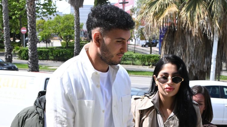 Omar Montes reaparece junto a su novia e ironiza con las declaraciones de Rocío Muñoz: «Mi madre se ha quedado embarazada del padre de Lamine Yamal»