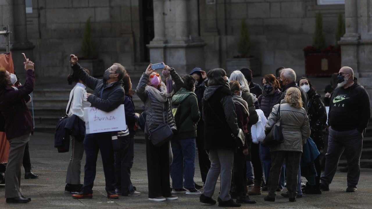 Un grupo de turistas participa en una visita guiada por el casco histrico de Ourense