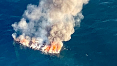 Rescatadas dos personas de un velero incendiado a 30 millas de cabo Silleiro