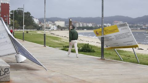 El viento dobla y tira carteles de publicidad en el paseo a la altura del lavadero de Carril (Vilagarcía de Arousa)