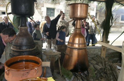 Las alquitaras están todo el día elaborando licor en la Festa da Augardente de Portomarín.
