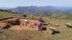 El grupo arqueolgico LLABOR de la universidad de Oviedo durante la excavacin del tmulo megaltico hallado en Belmonte de Miranda