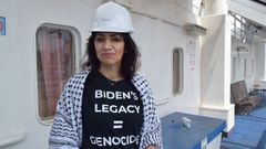 Huwaida Arraf, activista estadounidense de origen palestino, en uno de los barcos de la Flotilla de la Libertad.