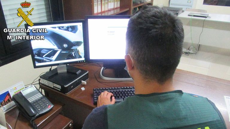 Agente de Guardia Civil investiga una estafa «online»