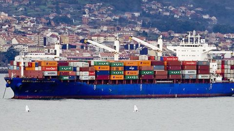 Barco cargado de contenedores en la ra de Vigo.