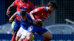 Iker Gil disputa un bal�n con Cristian Delgado durante el Vetusta-Numancia