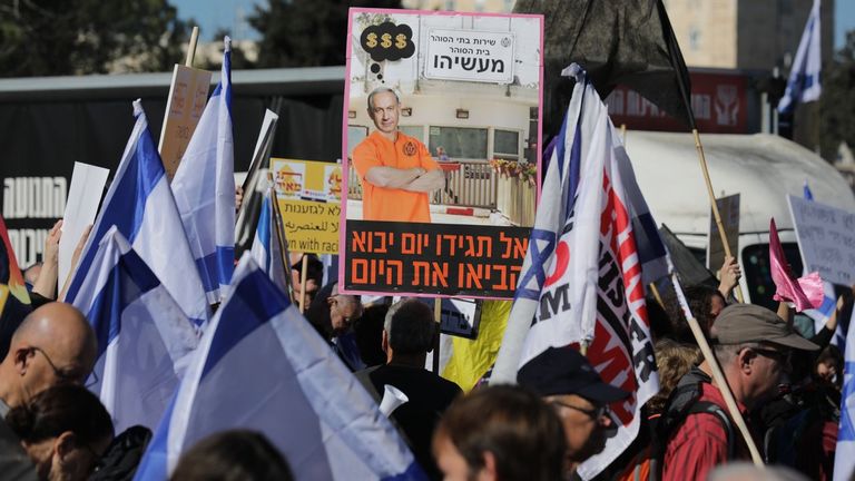 Cientos de manifestantes protestaron contra el nuevo Gobierno de Netanyahu y sus políticas, frente al Parlemtno israelí.