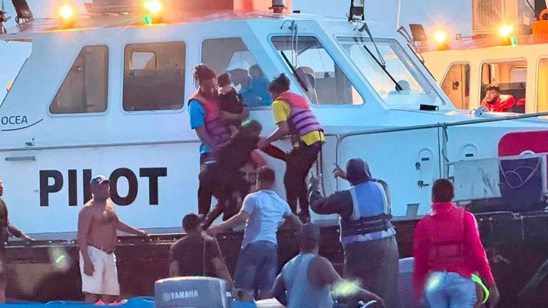 El naufragio de un ferri en Guyana deja 27 muertos y 69 personas rescatadas