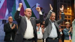 Ortuzar y Urkullu celebrando la victoria electoral en Bilbao el 12J