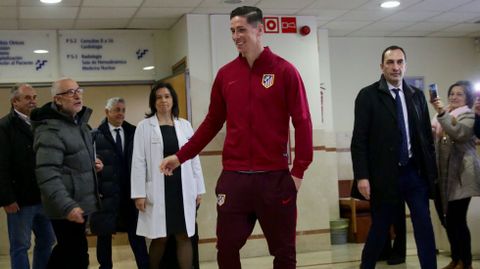 Acogida de la aficin coruesa a Fernando Torres a la salida del hospital