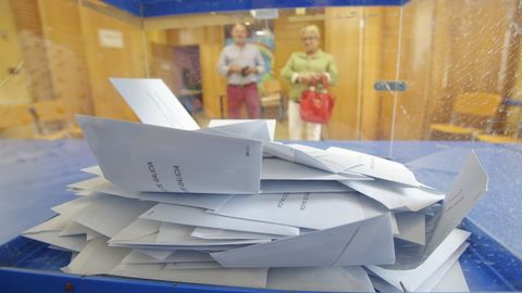 Los votantes dejarán el sobre en una bandeja y serán los responsables de la mesa electoral los que lo introducirán en la urna