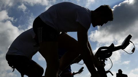 El jugador de rugbi francs Alexandre Flanquart durante un entrenamiento  subido a los lomos de una bicicleta esttica. En estos das se est disputando el Mundial de Rugbi en el Reino Unido.